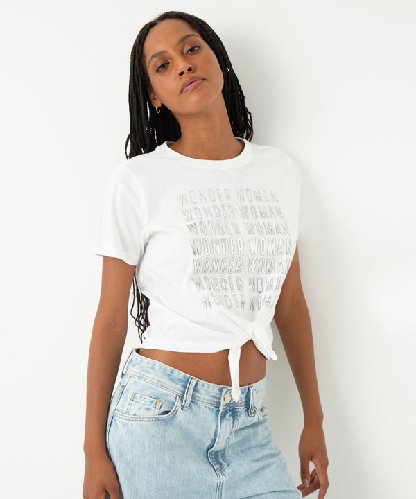 camiseta de algodão manga curta com nó mulher maravilha off white